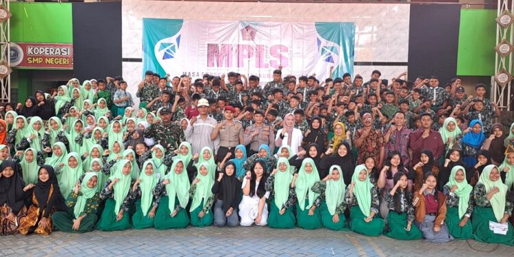 Akhiri MPLS, SMP Negeri 3 Porong Hadirkan Alumni Sukses