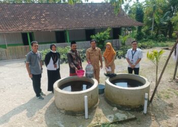 Puluhan Keluarga di Bojonegoro Terima Manfaat Program Kolam Lele Buis Beton
