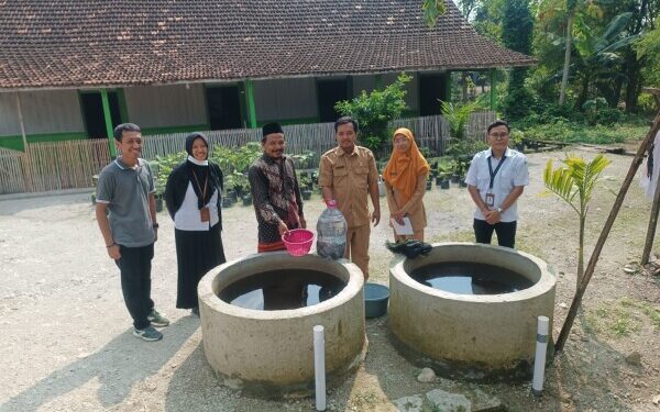 Puluhan Keluarga di Bojonegoro Terima Manfaat Program Kolam Lele Buis Beton