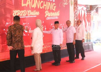 Bupati Mojokerto Serahkan Kartu Kredit Pemerintah Daerah dan Launching SP2D