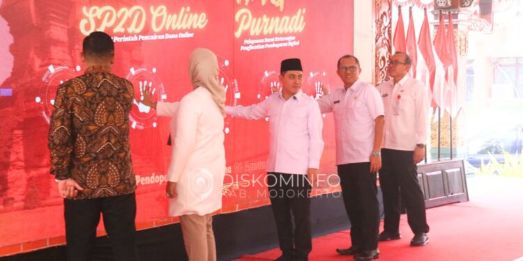 Bupati Mojokerto Serahkan Kartu Kredit Pemerintah Daerah dan Launching SP2D
