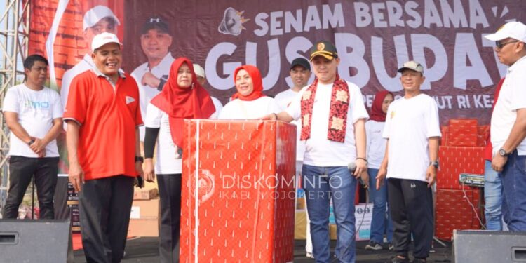Ribuan Warga Antusias Mengikuti Senam Bersama Gus Bupati dan Bagikan Ribuan Bendera Merah Putih