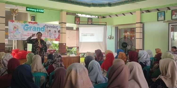 Kepala Desa Tebel, H. Triyono Launching Program ‘Desa Pintar Inggris’