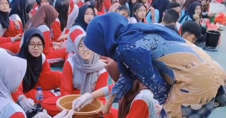 Peduli Lingkungan, Siswa SMA Negeri 1 Krian Membuat ‘Eco Enzyme’