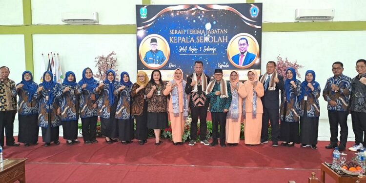 Belum Dua Tahun, Lamiran, M.Pd Antarkan SMAN 3 Sidoarjo Peroleh 252 Prestasi