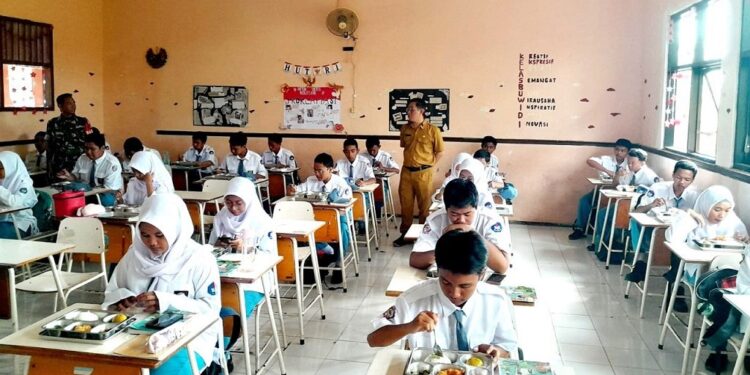 Baru SMK Negeri 1 Sidoarjo Merasakan Program Makan Bergizi Gratis