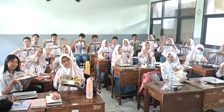 Hari Pertama MBG di SMA Negeri 1 Waru Berjalan Lancar dan Penuh Antusiasme