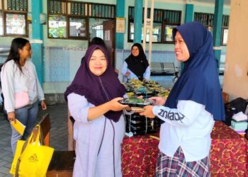 Karna Siswa Belajar di Rumah, Orang Tua Siswa Rela Ambilkan MBG dari Sekolah