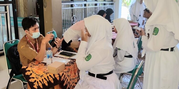 SMA Negeri 1 Waru Bersama Puskesmas Lakukan Skrining Kesehatan