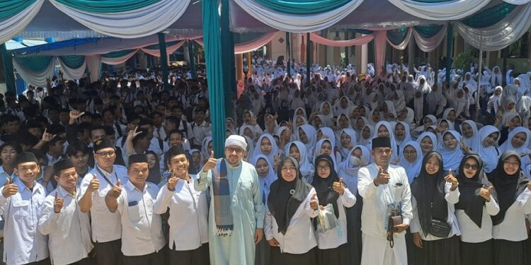 Antusiasme Siswa SMK Antartika 2 Sidoarjo Bersholawat Bersama Habib Anis Syahab