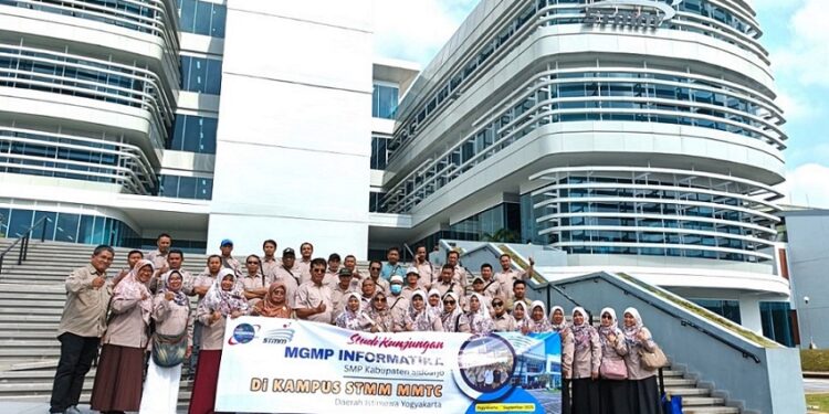 Tingkatkan Kompetensi, MGMP Informatika SMP Sidoarjo ke STMM MMTC Yogyakarta
