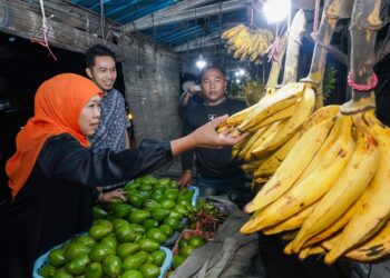 Gubernur Khofifah Borong Pisang Agung Hasil Panen di Pasar Buah Ranuyoso