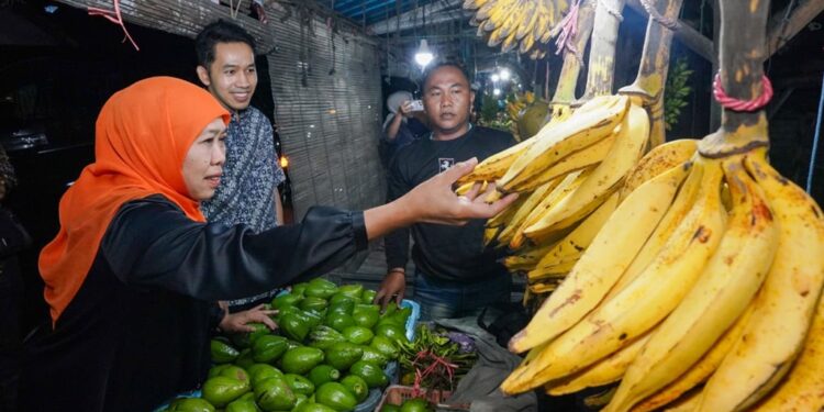 Gubernur Khofifah Borong Pisang Agung Hasil Panen di Pasar Buah Ranuyoso