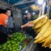 Gubernur Khofifah Borong Pisang Agung Hasil Panen di Pasar Buah Ranuyoso