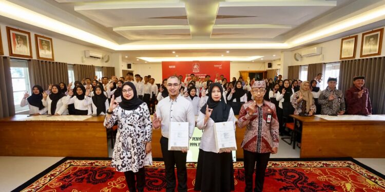 Bupati Ipuk Serahkan SK Pengangkatan 66 PPPK Tenaga Kesehatan dan Teknis