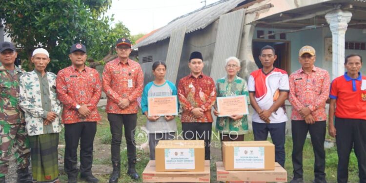 Bupati Albarra Serahkan Bantuan Korban Angin Ribut di Mojokerto