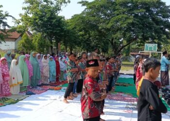 Peduli Kurban Runtuhan Mushalla, Siswa SDN Gamping 2 Krian Lakukan Shalat Ghoib