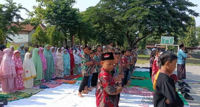 Peduli Kurban Runtuhan Mushalla, Siswa SDN Gamping 2 Krian Lakukan Shalat Ghoib