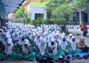 Siswa SMPN 4 Sidoarjo Lakukan Doa Bersama dan Shalat Ghoib Untuk Santri Al Khoziny