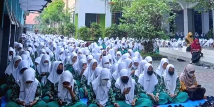 Siswa SMPN 4 Sidoarjo Lakukan Doa Bersama dan Shalat Ghoib Untuk Santri Al Khoziny