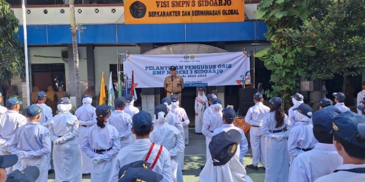 Kepala SMP Negeri 3 Sidoarjo Lantik Ketua OSIS Baru