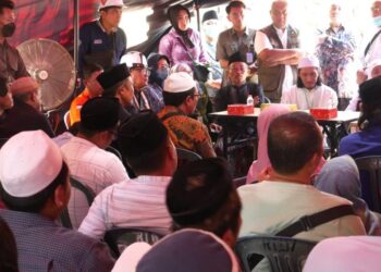 Evakuasi Korban Reruntuhan Memakai Alat Berat Setelah Disepakati Oleh Walisantri