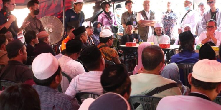 Evakuasi Korban Reruntuhan Memakai Alat Berat Setelah Disepakati Oleh Walisantri