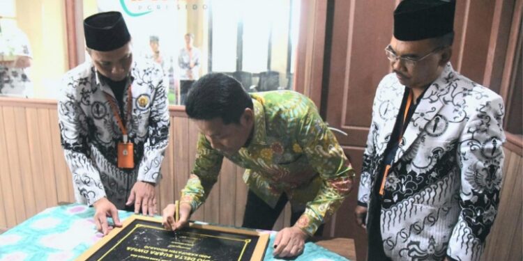 Bupati Subandi Resmikan Podcast Delta Suara Dwija TV dan Studio Mini PGRI Sidoarjo