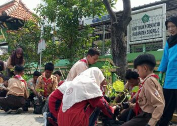 Terapkan Edible Plant, SMP YPM 1 Taman Kolaborasi dengan SDN Sidodadi 2 Taman