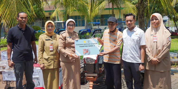 Pertanian Sebagai Pilar Utama, Bupati Indah Serahkan Bantuan Alsintan ke 73 Kelompok Tani