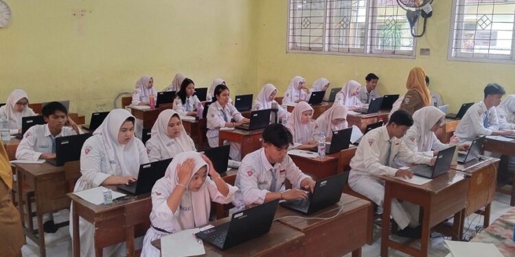 Hari Pertama Pelaksanaan TKA Jenjang SMA/SMK di Sidoarjo Berjalan Lancar