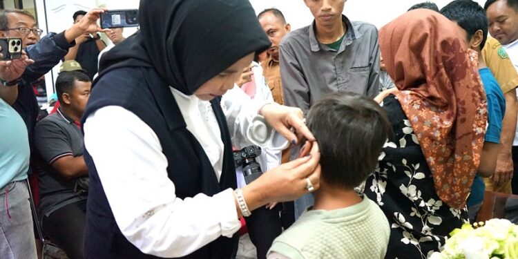 27 Warga Terima Alat Bantu Pendengaran dari Wabup Sidoarjo