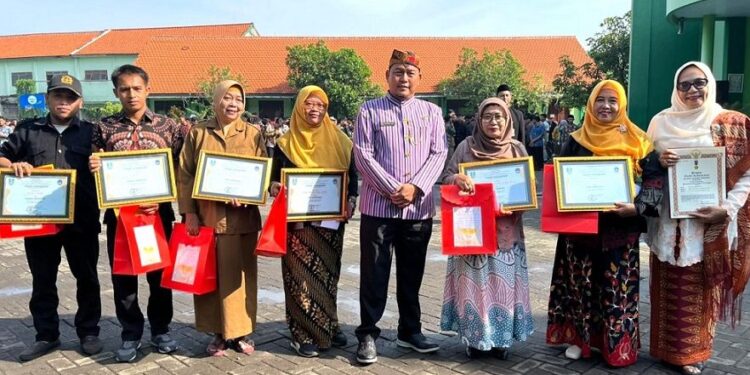 Peringati HGN 2025, SMAN 3 Sidoarjo Beri Penghargaan Guru-Karyawan Berdedikasi