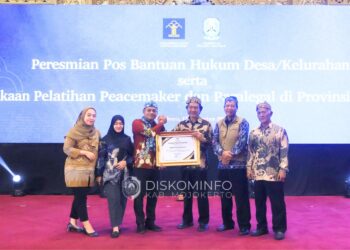 Dirikan Pos Bantuan Hukum, Bupati Mojokerto Raih Penghargaan Dari Menkum RI