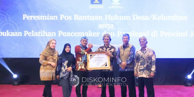 Dirikan Pos Bantuan Hukum, Bupati Mojokerto Raih Penghargaan Dari Menkum RI