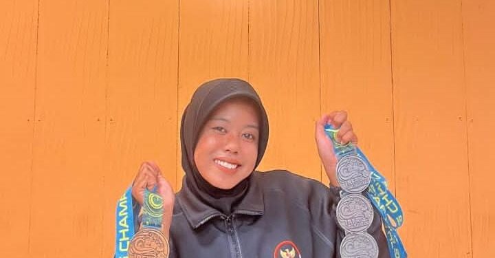 Amelia Rahma, Siswi SMA Wachid Hasyim 2 Taman Catat Prestasi di Kejuaraan Arung Jeram Dunia 2025