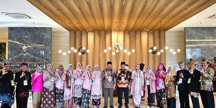 Menteri Lingkungan Hidup Berikan Penghargaan Adiwiyata 2025 Kepada SD SMP MTs Sidoarjo