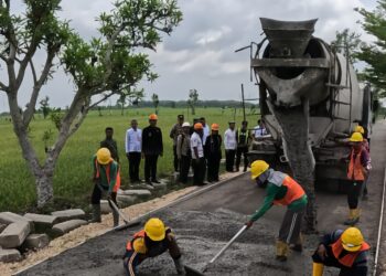 Bupati dan Wabup Bojonegoro Kunjungi Proyek Pengecoran Jalan di Desa Mulyoagung-Balen