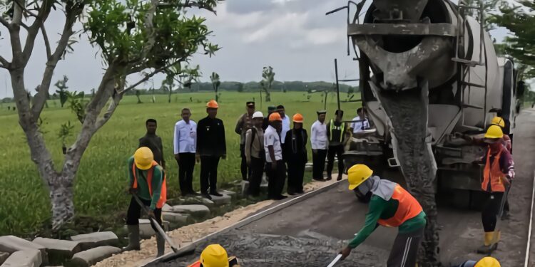 Bupati dan Wabup Bojonegoro Kunjungi Proyek Pengecoran Jalan di Desa Mulyoagung-Balen