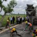 Bupati dan Wabup Bojonegoro Kunjungi Proyek Pengecoran Jalan di Desa Mulyoagung-Balen
