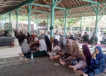 Jelang Ramadhan, Ratusan Peziarah Padati Makam Batu Ampar
