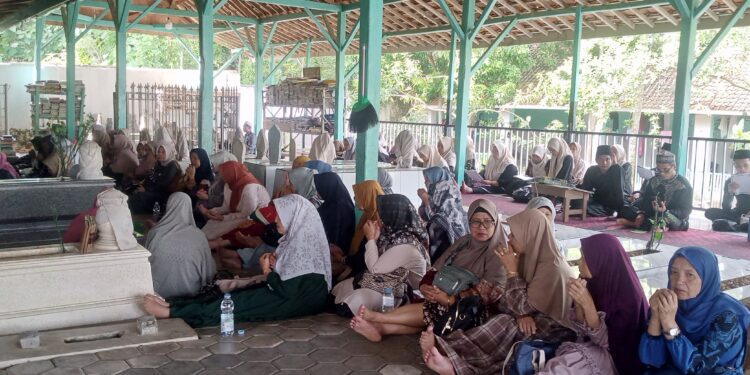 Jelang Ramadhan, Ratusan Peziarah Padati Makam Batu Ampar