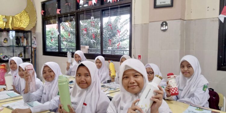 SMP YPM 1 Taman Gaungkan Gerakan Minum Air Putih untuk Hidup Sehat