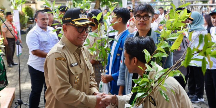 KPH Banyuwangi Bagikan 2.026 Bibit Pohon Gratis ke Warga