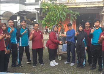 Wujudkan Adiwiyata Mandiri, SMA Negeri 2 Sidoarjo Lakukan Kerja Bakti Bareng Warga