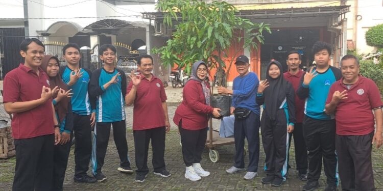 Wujudkan Adiwiyata Mandiri, SMA Negeri 2 Sidoarjo Lakukan Kerja Bakti Bareng Warga