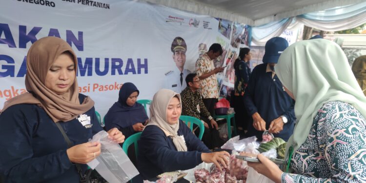 Warga Atusias Belanja di Gerakan Pangan Murah Pemkab Bojonegoro