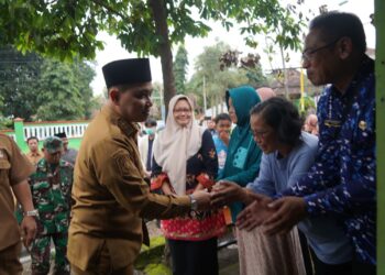 Gus Bupati Besuk Warga Lansia Penderita Kelumpuhan di Tanjungkenongo.