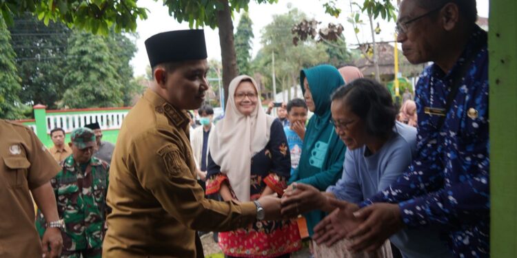 Gus Bupati Besuk Warga Lansia Penderita Kelumpuhan di Tanjungkenongo.