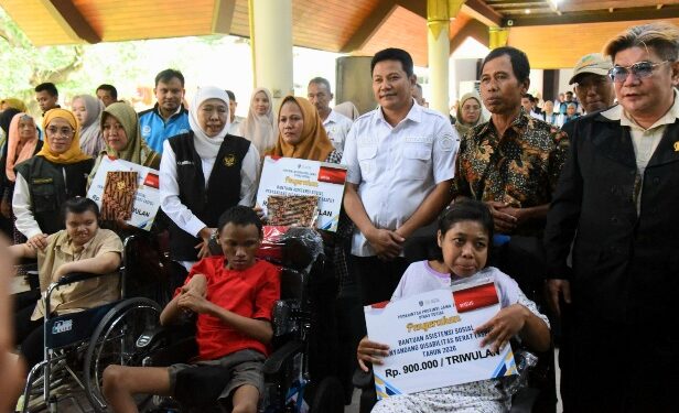 Gubernur Jatim Salurkan Bansos Rp 3 M untuk Warga, Berikut Penerimanya…